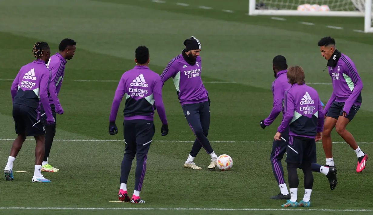 Penyerang Real Madrid, Karim Benzema (Tengah) dan rekan setimnya mengikuti sesi latihan di kompleks latihan Ciudad Real Madrid di Valdebebas, pinggiran kota Madrid, Rabu (1/3/2023). Real Madrid akan bertanding melawan Barcelona pada leg pertama semifinal Copa del Rey (Piala Raja) di di Stadion Santiago Bernabeu, Jumat 3 Maret 2023, pukul 03.00 WIB. (AFP/Pierre-Philippe Marcou)