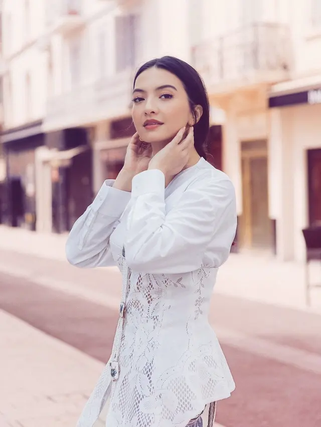 6 Pesona Oriental Raline Shah Kenakan Kebaya di Cannes, Tampilkan Body Goals dengan Busana Tertutup