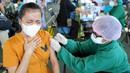 Seorang wanita menerima vaksin virus corona COVID-19 AstraZeneca di klinik vaksinasi massal darurat di Denpasar, Bali, Selasa (6/7/2021). Indonesia tengah memerangi gelombang infeksi baru yang belum pernah terjadi sebelumnya. (SONNY TUMBELAKA/AFP)