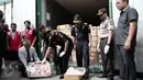 Petugas Bea Cukai memperlihatkan daging beku di Pelabuhan Tanjung Priok, Jakarta, Kamis (16/6). Tujuh kontainer berisi 163,5 ton daging sapi beku jenis jeroan disita karena ada ketidaksesuaian antara isi dan dokumen. (Liputan6.com/Faizal Fanani)