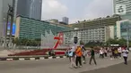 Suasana warga berolahraga saat Car Free Day (CFD di kawasan Bundaran HI,  Jakarta, Minggu (15/1/2023). (Liputan6.com/Herman Zakharia)
