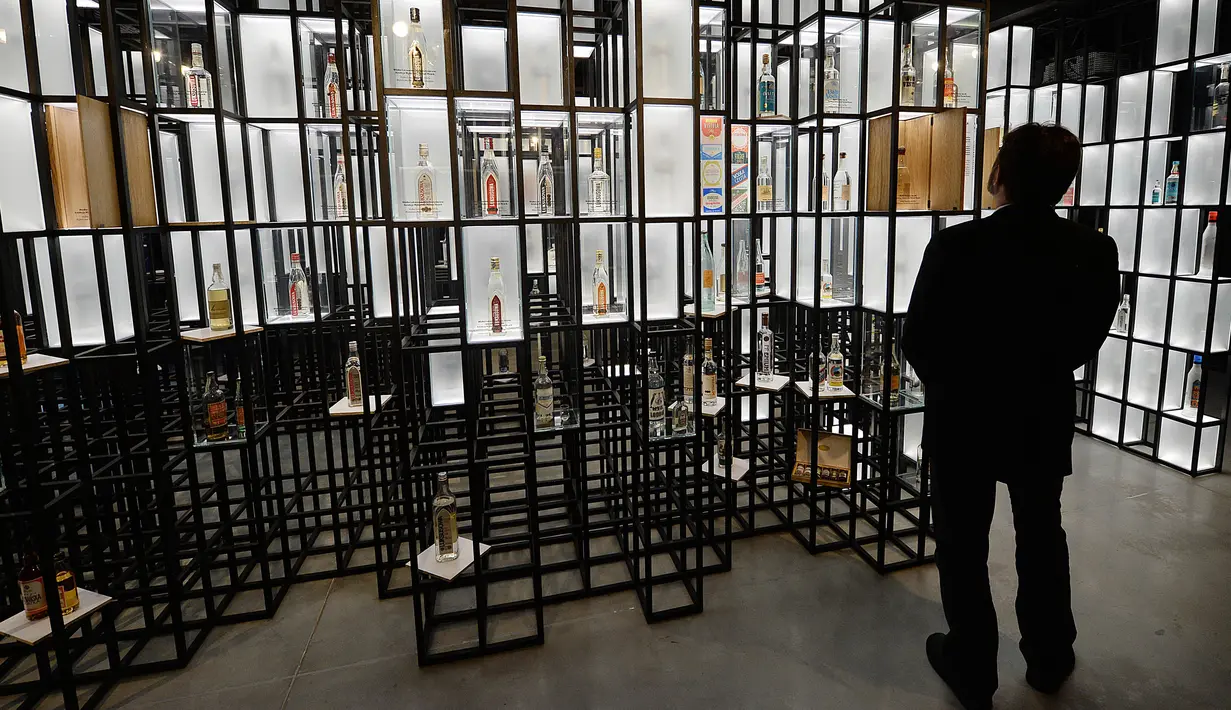 Seorang pengunjung melihat pameran pada Museum Vodka yang baru akan dibuka minggu depan, di Warsawa, Pondia, Rabu (6/6). Di museum itu ditunjukkan bagaimana cara pembuatan vodka dan cara mengonsumsinya. (AP/Czarek Sokolowski)
