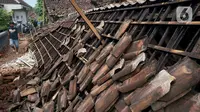 Seorang warga melintas di dekat rumah warga yang ambruk setelah diguncang gempa di Dusun Krajan, Majangtengah, Dampit, Kabupaten Malang, Minggu (11/4/2021). Sejumlah rumah yang rusak berat terpaksa dirobohkan untuk meminimalisir adanya korban jika terjadi gempa susulan (merdeka.com/Nanda F. Ibrahim)