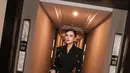 Audi Marissa memancarkan pesona semi maskulin dalam balutan blazer dress hitam dengan aksen rok tulle dan bordiran bintang yang memberikan sentuhan edgy sekaligus elegan. [@audimarissa].