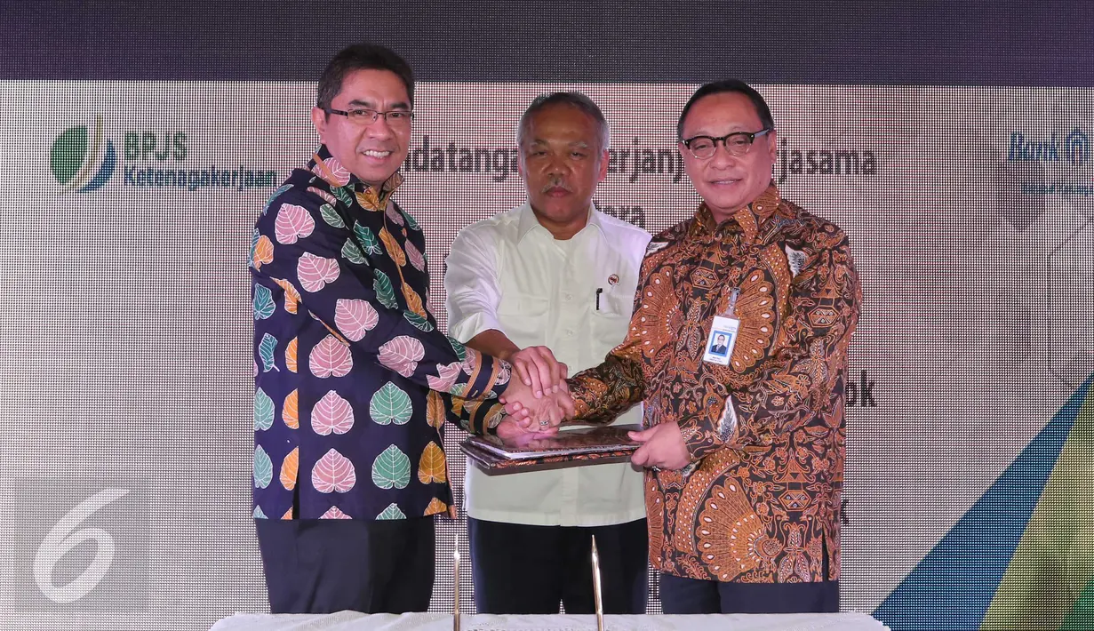 (Ki-ka) Dirut BPJS Ketenagakerjaan Elvyn G. Masassya, Menteri PUPR Basuki Hadimuljono dan Dirut BTN Maryono saat MoU pembiayaan rumah murah bagi peserta aktif di Jakarta, Selasa (27/10/2015).‎ (Liputan6.com/Angga Yuniar)