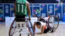 Pebasket Para Indonesia, Danu Kuswantoro (kanan) terjatuh saat laga melawan Irak pada kompetisi basket Asian Para Games 2018 di Hall Basket, Kompleks GBK, Jakarta, Kamis (11/10). Indonesia kalah telak 27-97. (Liputan6.com/Helmi Fithriansyah)