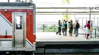 Kereta rel listrik (KRL) melintas saat sejumlah penumpang menunggu di Stasiun Manggarai, Jakarta, Kamis (19/5/2022). Penambahan kapasitas penumpang KRL menjadi 80 persen dibuat menyesuaikan aturan terbaru Surat Edaran (SE) Kementerian Perhubungan Nomor 57 Tahun 2022 tentang Petunjuk Pelaksanaan Perjalanan Orang dalam Negeri dengan Transportasi Perkeretaapian pada Masa Pandemi COVID-19. (Liputan6.com/Faizal Fanani)