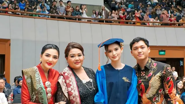 Gaya Kris Dayanti, Ashanty, dan Luhde Menzel, Trio Mama Berwastra Hadiri Wisuda Sarah Menzel