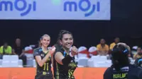 Pemain Jakarta Electric PLN Yolla Yuliana dan rekannya berselebrasi dalam pertandingan melawan Jakarta Popsivo Polwan pada lanjutan PLN Mobile Proliga 2024 di GOR Ken Arok, Malang, Jawa Timur, Jumat, 14 Juni. (foto: Proliga)