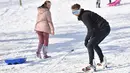 Seorang pria bermain snowboard di taman Dunorlan di Tunbridge Wells, Inggris (27/2). Cuaca dingin di Siberia yang dijuluki "The Beast from the East" membuat suhu di sebagian Eropa menurun. (AFP Photo/Ben Stansall)