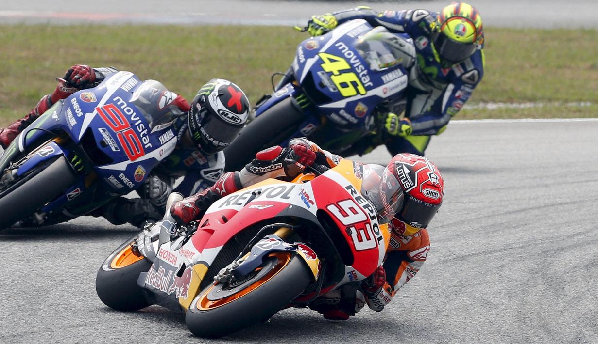 Marc Marquez dibayangi oleh Jorge Lorenzo dan Valentino Rossi di MotoGP Malaysia 2015 yang digelar di Sirkuit Sepang, Malaysia, Minggu (25/10/2015). (Reuters/Olivia Harris)