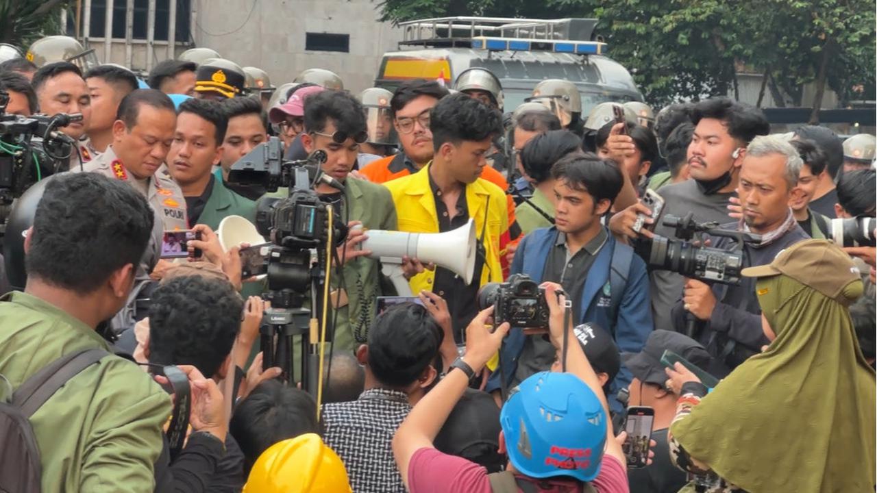 Momen Kapolda Metro Dilempari Botol oleh Massa Demonstran