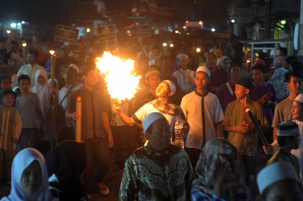 Pawai obor dan kembang api meriahkan malam tahun baru 1437 Hijriah