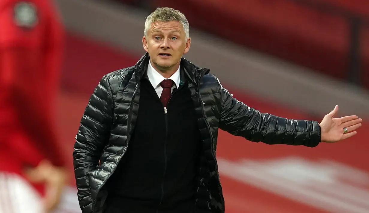 Pelatih Manchester United, Ole Gunnar Solskjaer, memberikan arahan kepada pemainnya saat melawan Southampton pada laga lanjutan Premier League pekan ke-35 di Stadion Old Trafford, Selasa (14/7/2020) dini hari WIB. Manchester United bermain imbang 2-2 atas Southampton. (AFP/Dave Thompson/pool)