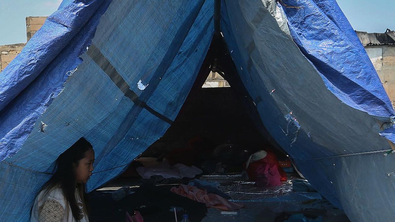 Sebagian warga terpaksa mendirikan tenda darurat dari terpal untuk dijadikan tempat tinggal sementara.