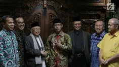 Bakal Calon Wakil Presiden RI Ma’ruf Amin (ketiga kiri) bersalaman dengan Ketua PP Muhammadiyah Dadang Kahmad (keempat kanan) saat menyambangi kantor Pengurus Pusat Muhammadiyah di kawasan Menteng, Jakarta Pusat, Rabu (5/9). (Merdeka.com/Imam Buhori)