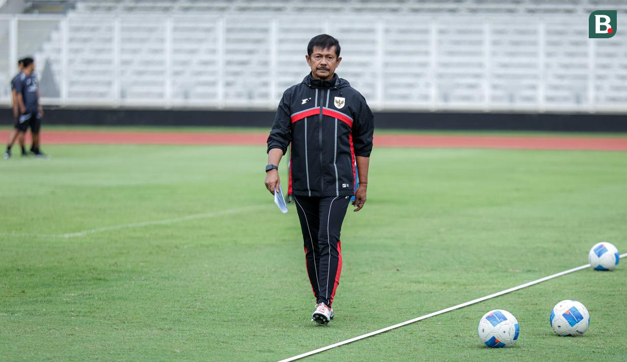 Pelatih Timnas Indonesia U-22, Indra Sjafri saat latihan perdana menjelang SEA Games 2025 di Stadion Madya, Kompleks Stadion Utama Gelora Bung Karno (SUGBK), Senayan, Jakarta, Selasa (11/11/2025). (Bola.com/Bagaskara Lazuardi)