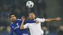 Pemain Dynamo Kiev, Serhiy Rybalka (kanan), berebut bola dengan pemain Chelsea, Cesc Fabregas, dalam lanjutan Grup G Liga Champions di Stadion Olympic, Kiev, Ukraina, Rabu (21/10/2015) dini hari WIB. (Reuters/Valentyn Ogirenko)