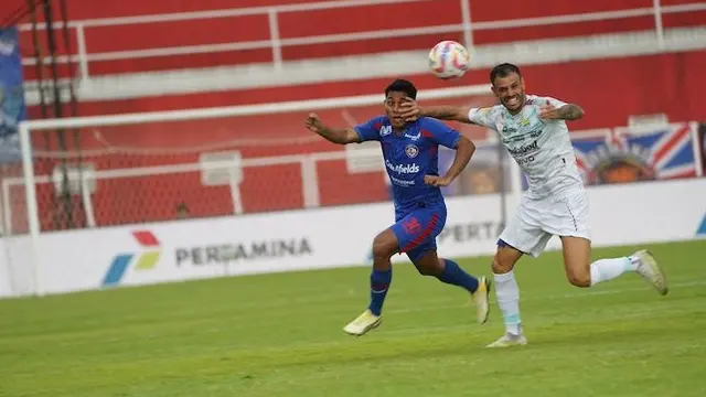 Duel Salim Tuharea dan Tyronne Del Pino pada laga Arema FC vs Persib Bandung di BRI Liga 1 2024/2025 (c) Ofisial Arema FC