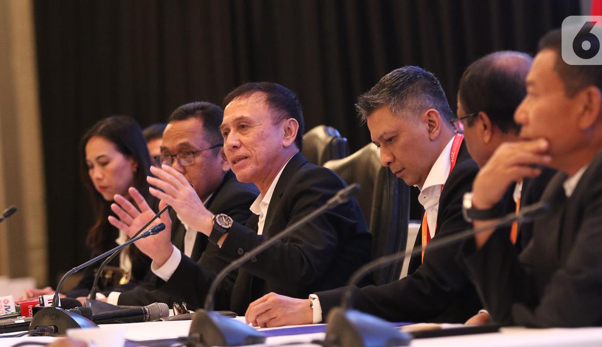 Ketua Umum PSSI terpilih Mochamad Iriawan menyampaikan konferensi pers usai Kongres Luar Biasa (KLB) PSSI di Jakarta, Sabtu (2/11/2019). Pria yang akrab disapa Iwan Bule itu terpilih menjadi ketua umum PSSI untuk periode 2019-2023 usai meraih 82 dari jumlah voters 85. (Liputan6.com/Herman Zakharia)