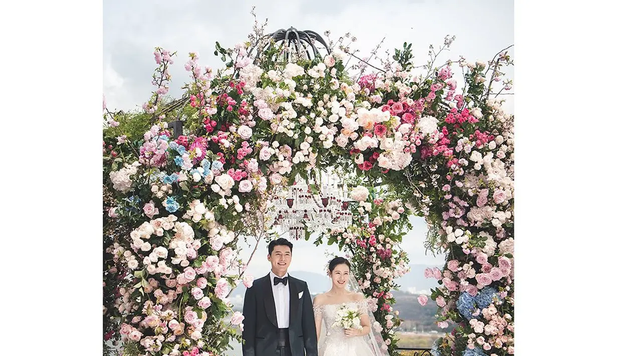 Gaun pengantin tulle putih berpotongan off-the-shoulder tersebut terlihat mewah dan megah dengan detail bordir di tubunya air koleksi musim semi 22 brand asal Israel seperti ditulis meaww.com (Foto: Instagram @vast.ent)