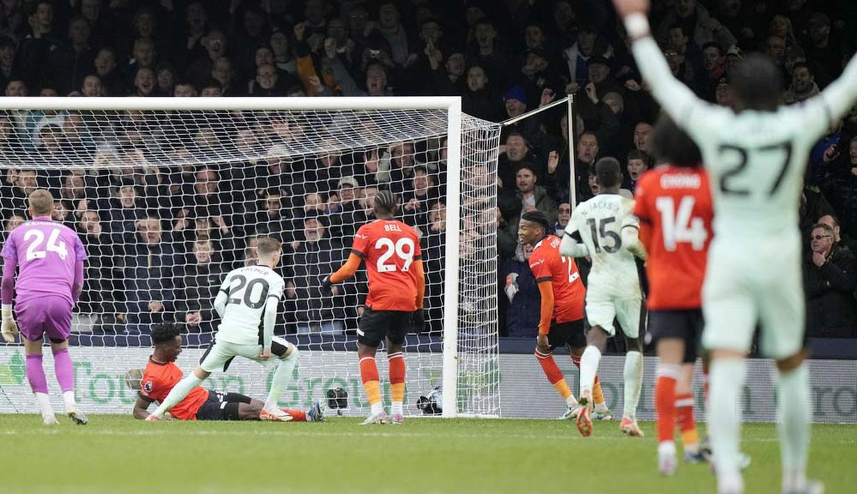 Pemain Chelsea, Cole Palmer, mencetak gol ke gawang Luton Town pada laga pekan ke-20 Premier League 2023/2024 di Kenilworth Road, Sabtu (30/12/2023). (AP Photo/Alastair Grant)