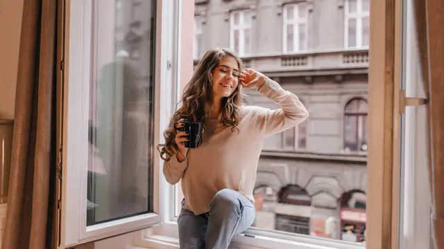 wanita mei di jendela bahagia