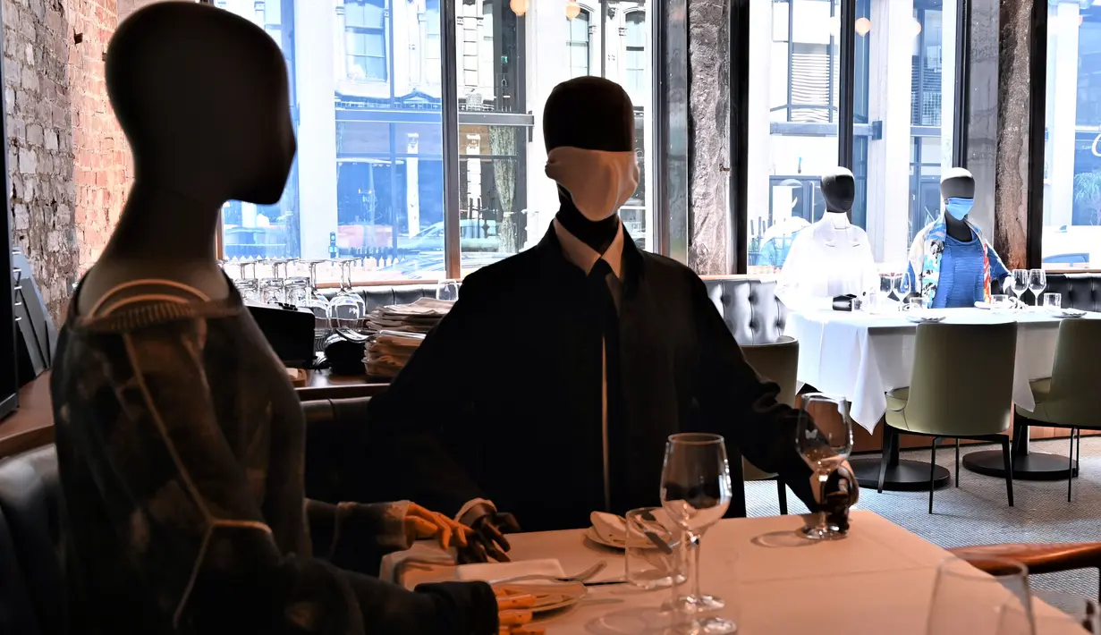 Boneka maneken diletakkan di meja untuk menjaga jarak di sebuah restoran di Old Montreal, Kanada pada 10 Juli 2020. Restoran ini menempatkan maneken untuk menjaga jarak konsumen dan didandani dengan baju-baju keluaran terkini yang dapat dibeli pengunjung setelah makan. (Eric THOMAS/AFP)