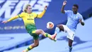 Pemain Manchester City, Raheem Sterling, berebut bola dengan pemain Norwich City, Todd Cantwell, pada laga Premier League di Stadion Etihad, Minggu (26/7/2020). Manchester City menang dengan skor 5-0. (AP Photo/Dave Thompson, Pool)