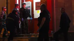 Sejumlah polisi Rusia mengamankan area lokasi penyanderaan di sebuah bank di timur Moskva, Rabu (18/5) malam. Sebelumnya, seorang pelaku membawa pistol mengancam mengaktifkan detonator bom jika tuntutan sejumlah uang tidak diberikan. (Vasily Maximov/AFP)