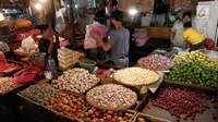 Aktivitas pedagang di pasar tradisional Senen, Jakarta Pusat, Rabu (24/5). Menghadapi bulan puasa, Menteri Perdagangan Enggartiasto Lukita memastikan bahwa harga bahan pokok di pasaran terpantau stabil. (Liputan6.com/Angga Yuniar)