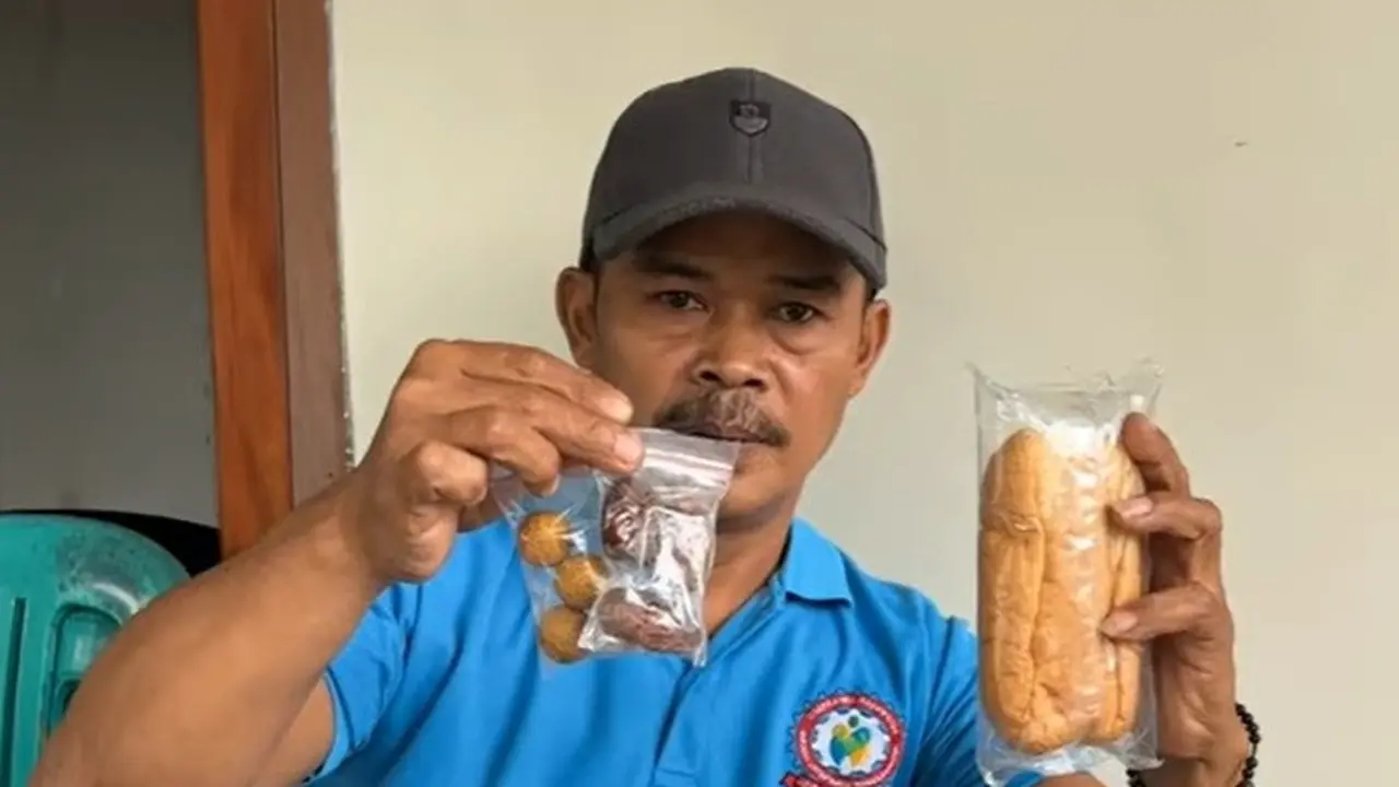 Warga menunjukkan menu MBG