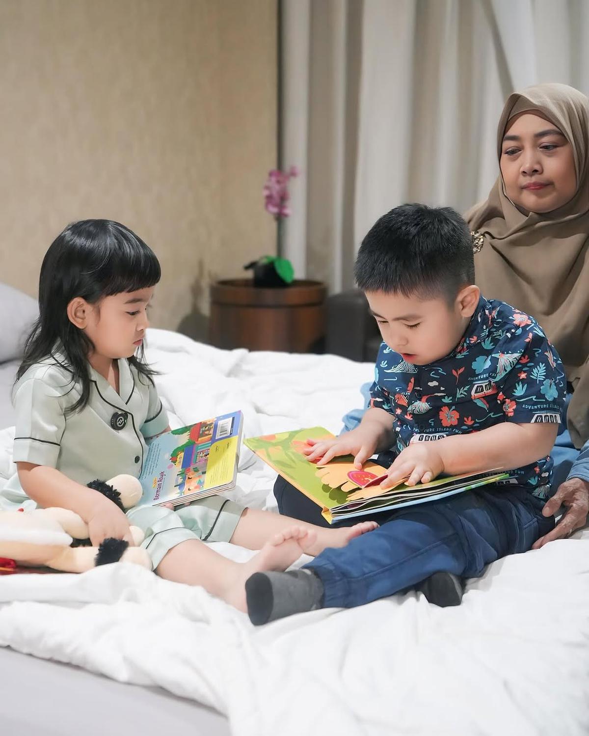 Potret Oki Setiana Dewi Kembali Kumpul Keluarga Bareng Ibu dan Adik-Adiknya, Bahagia Bertemu Keponakan