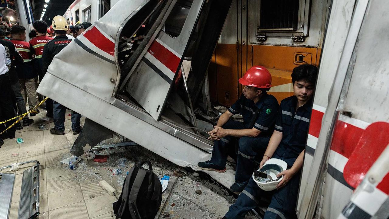 FOTO Kerusakan Parah Gerbong KRL Commuterline  Usai Dihantam Argo Bromo Anggrek