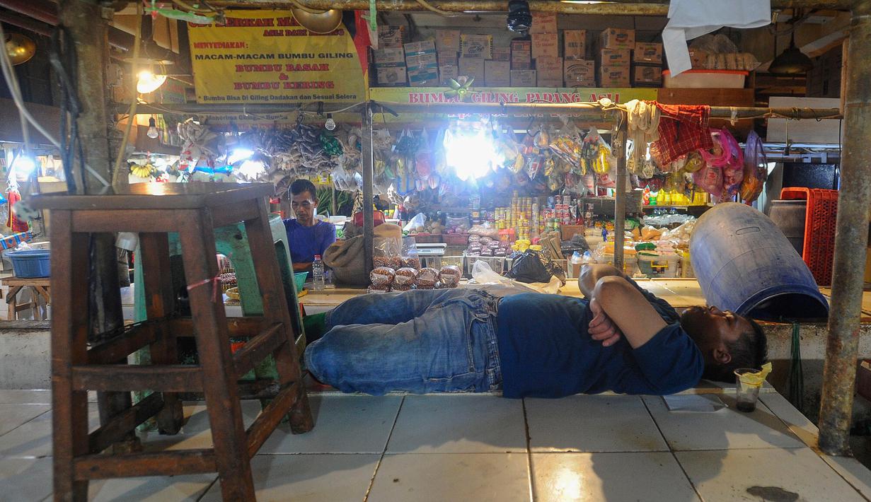 Pedagang tertidur diantara kios yang sepi pembeli di Pasar Senen, Jakarta, Selasa, (1/10/2024). (merdeka.com/Arie Basuki)