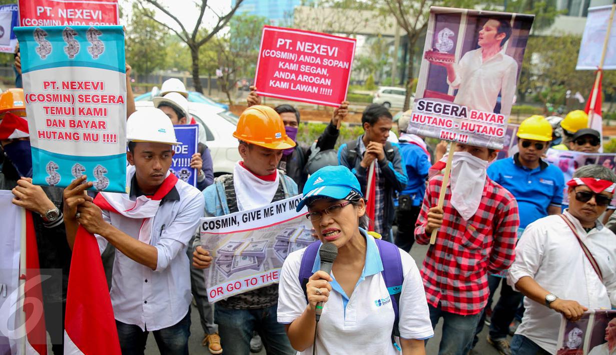 Para vendor dari sejumlah perusahaan menggelar demo di depan Kedubes Arab Saudi, Jakarta, Rabu (7/10). Mereka meminta Cosmin C. Diluca selaku direktur PT N untuk segera membayarkan hutang senilai Rp25 miliar. (Liputan6.com/Faizal Fanani)