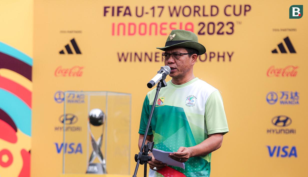 Bupati Kabupaten Bandung, Dadang Supriatna memberikan kata sambutan dalam rangkaian acara Trophy Experience menyambut Piala Dunia U-17 2023 di Plaza Upakarti, Soreang, Kabupaten Bandung, Minggu (22/10/2023) sore WIB. (Bola.com/Bagaskara Lazuardi)