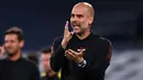 Pelatih Manchester City, Pep Guardiola, memberikan arahan kepada pemainnya saat memghadapi Bournemouth pada laga babak ketiga Piala Liga Inggris di Etihad Stadium, Jumat (25/9/2020) dini hari WIB. Manchester City menang 2-1 atas Bournemouth. (AFP/Laurence Griffiths/pool)