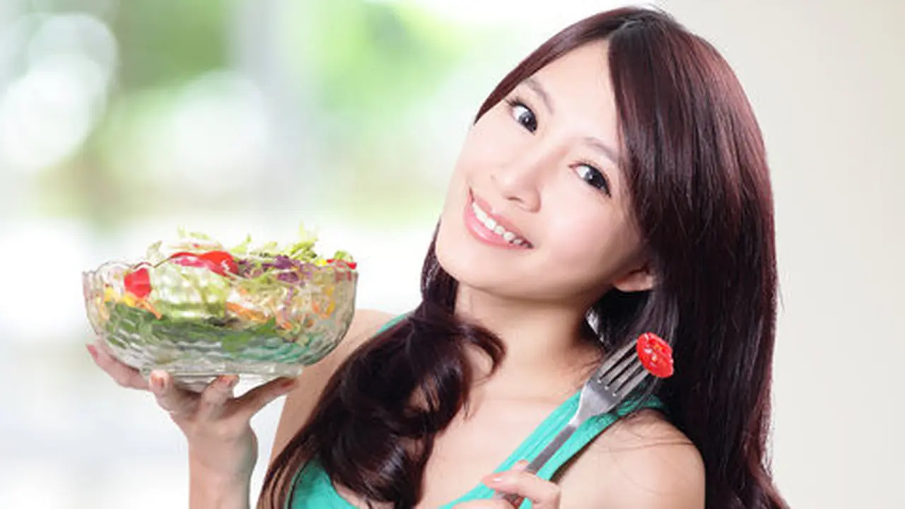 Ilustrasi makan sayur. Shutterstock/aslysun
