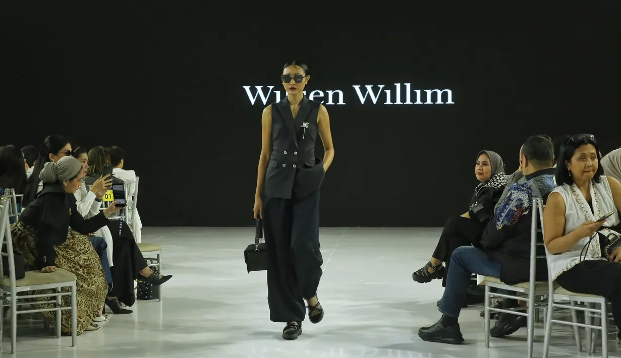 Di koleksi titik koma ini, Wilsen Willim ingin mendefinisikan kembali sosok-sosok perempuan di dalam hidupnya. [Foto: Document/FIMELA]