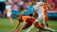 Bek Belanda, Matthijs de Ligt (kiri) saat berjibaku dengan penyerang Rep Ceska, Patrik Schick, pada 16 besar Euro 2020 di Puskas Arena, Budapest, Minggu (27/6/2021).
(Darko Bandic /AFP)
AFP