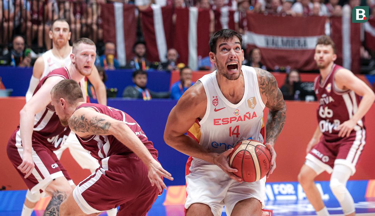 Reaksi pebasket Spanyol, Willy Hernangomez (tengah kanan) berusaha memasukkan bola pada laga Grup L Piala Dunia FIBA 2023 melawan Latvia di Indonesia Arena, Senayan, Jakarta, Jumat (01/09/2023). Spanyol kalah dengan skor 69-74. (Bola.com/Bagaskara Lazuardi)