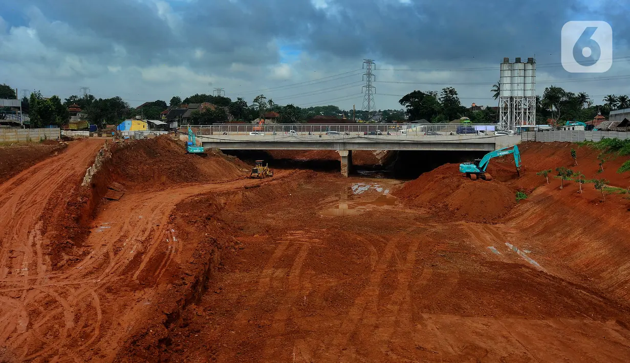 Pekerja dengan alat berat mengerjakan pembangunan jalan Tol Cinere-Jagorawi (Cijago) Seksi 3B yang menghubungkan Cinere-Serpong  di kawasan Limo, Depok, Kamis (9/3/2023). Pembangunan jalan Tol ini diharapkan dapat mempersingkat jarak dan waktu tempuh masyarakat yang akan ke Bogor dari Tangerang atau sebaliknya. (merdeka.com/Arie Basuki)