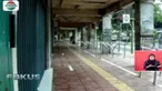 Para pedagang kaki lima membersihkan Jalan Malioboro selama libur berjualan.