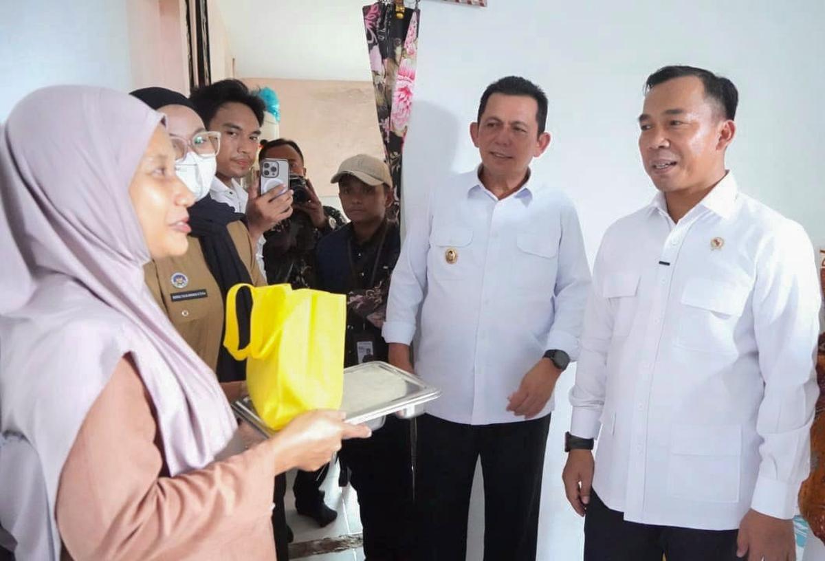 FOTO: Menteri Wihaji Tinjau Program Gizi dan Keluarga Sehat di Kepulauan Riau
