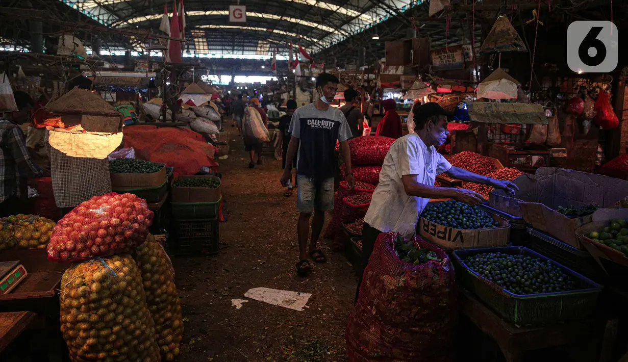 Aktivitas jual beli di Pasar Induk Kramat Jati, Jakarta Timur, Rabu (12/1/2022). Pemprov DKI Jakarta melalui Perumda Pasar Jaya berencana akan merevitalisasi Pasar Induk Kramat Jati dengan luas 14,7 hektare ini pada tahun 2022. (Liputan6.com/Faizal Fanani)