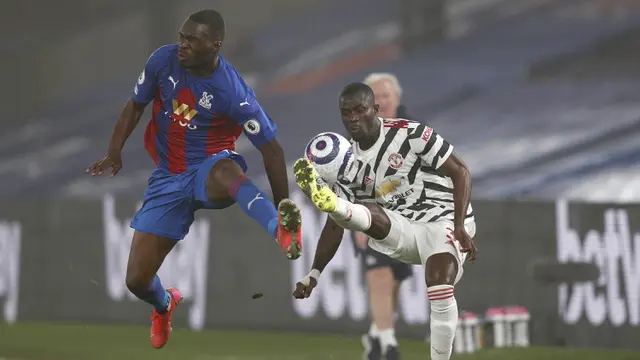 FOTO: Tampil Dominan, Manchester United Harus Puas Imbang 0-0 dengan Crystal Palace - Christian Benteke; Eric Bailly