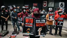 Massa gabungan organisasi masyarakat sipil Koalisi Gerak Lawan membawa poster saat demo di Kedutaan Besar Swiss, Jakarta, Selasa (30/11/2021). Aksi tersebut bertujuan mengecam kehadiran World Trade Organization (WTO) dengan kebijakan yang merugikan nasib rakyat kecil. (Liputan6.com/Faizal Fanani)
