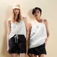 Pantai di tengah kota—hamparan pasir yang seolah berada di atas gedung pencakar langit, menghadirkan sensasi berenang di udara. Kontras yang tak lazim ini menjadi ciri khas identitas Prada