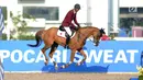 Atlet ketangkasan berkuda Qatar, Althani Al mengendalikan kuda bernama Sirocco saat final round 1 individual jumping Asian Games 2018 di Jakarta, Kamis (30/8). Harga Sirocco sekitar 20 juta euro atau lebih dari Rp 345 miliar. (Merdeka.com/Arie Basuki)
